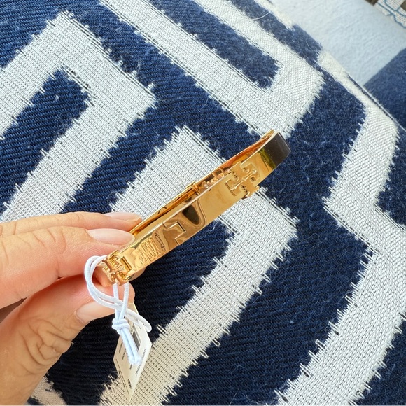 Tory Burch Classic Logo Hinge Bangle 168864 IN TORY GOLD 170$ - Picture 5 of 10